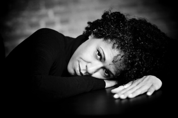 Photo portrait of woman leaning on desk