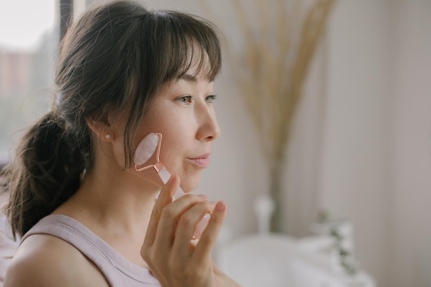 家を眺めている女性の肖像画