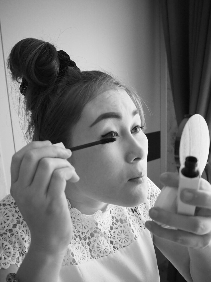 Photo 집 을 바라보는 여자 의 초상화