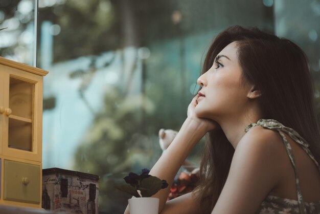 Photo portrait of woman looking at home