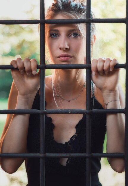 Photo portrait of woman looking through window