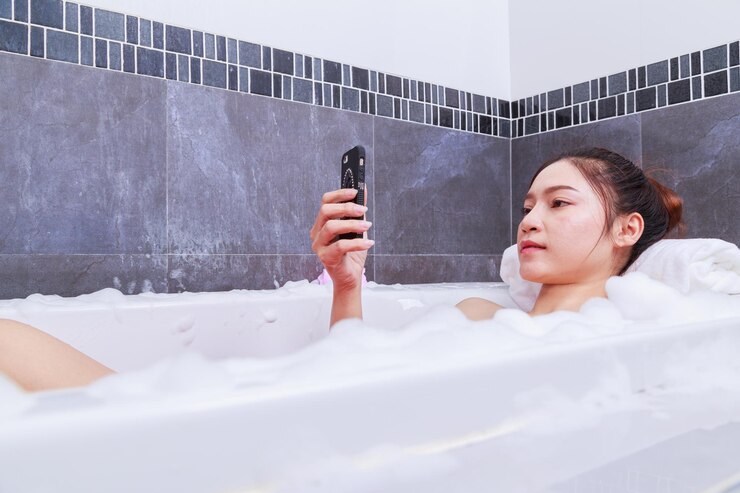 Photo 화장실 에 누워 있는 여자 의 초상화