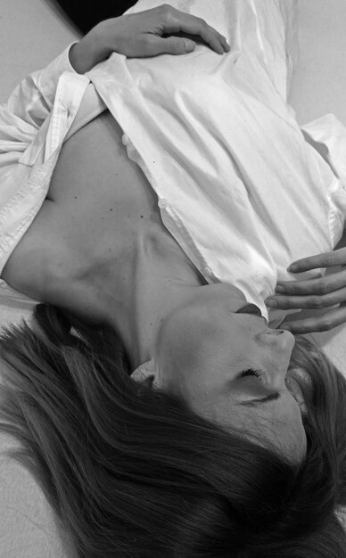 Foto ritratto di una donna sdraiata sul letto