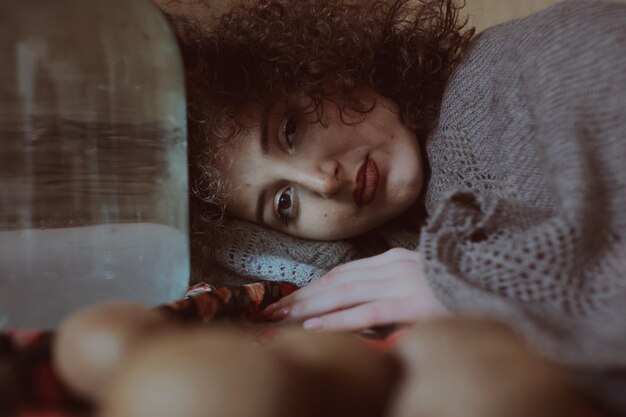 Photo portrait of woman lying on bed