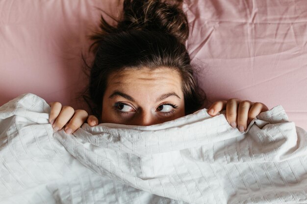 Foto ritratto di una donna sdraiata sul letto