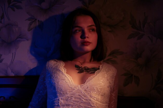 Photo portrait of woman lying down on bed