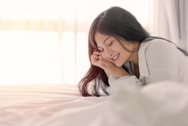 ベッドに横たわっている女性の肖像画