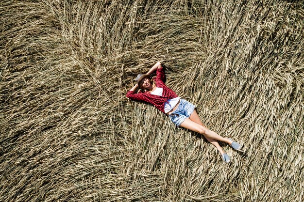 Photo portrait of woman lying on hay