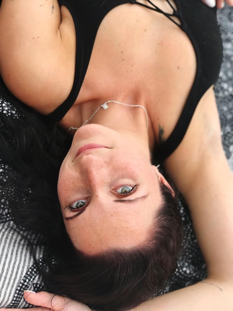 Photo portrait of woman lying outdoors