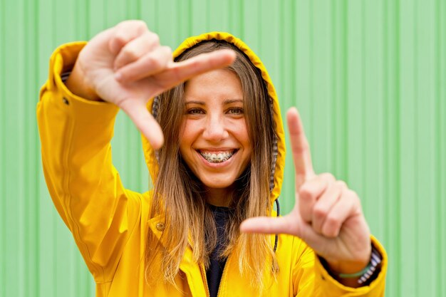 Photo portrait of woman making finger frame