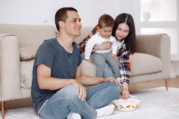 Ritratto di donna e uomo che coccolano il loro piccolo bambino carino