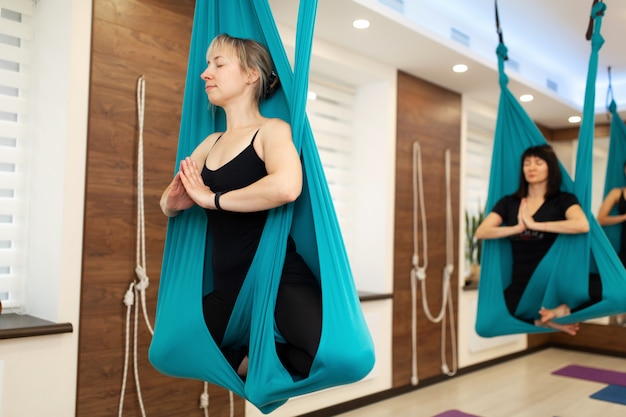 Photo portrait of woman meditation in hammock.