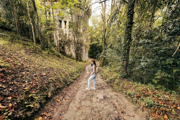 Foto ritratto di una donna in mezzo a un sentiero