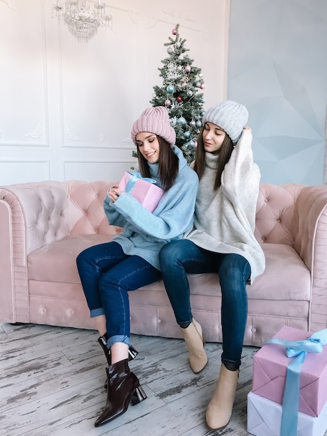 Foto ritratto di donna vicino all'albero di natale