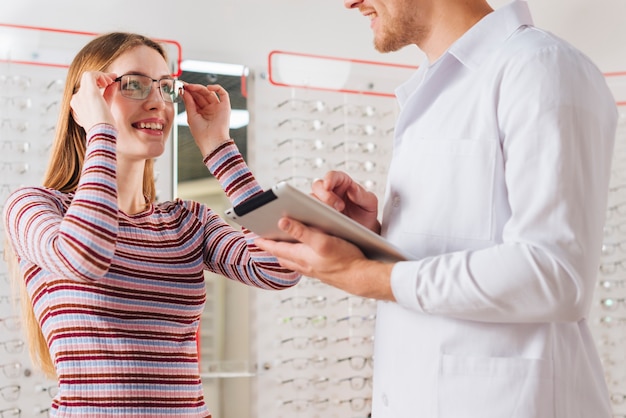 Foto ritratto di donna all'optometrista