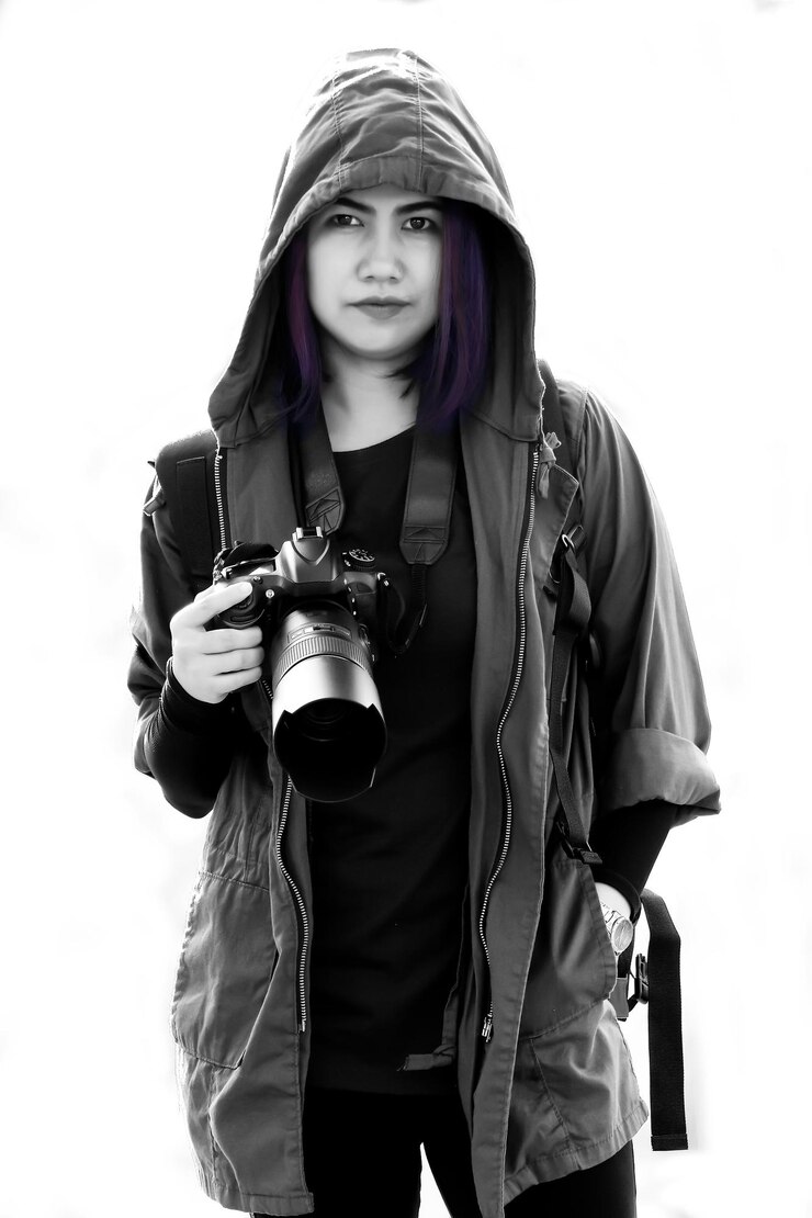 Photo 一位女士在白色背景下用相機拍照的肖像