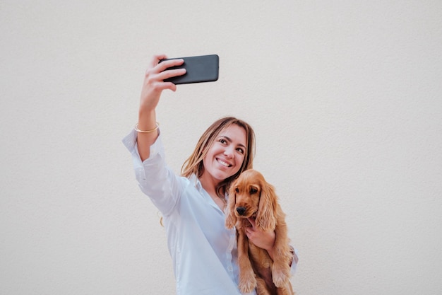 犬と写真を撮っている女性の肖像画
