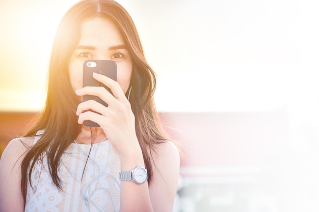 携帯電話で写真を撮っている女性の肖像画