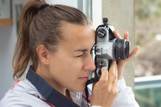 Foto ritratto di una donna che fotografa