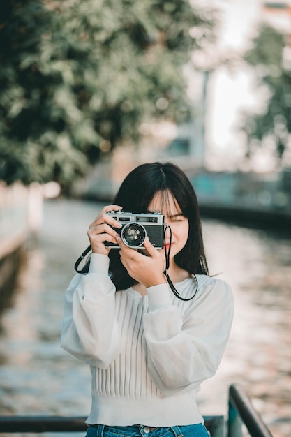 写真を撮っている女性の肖像画