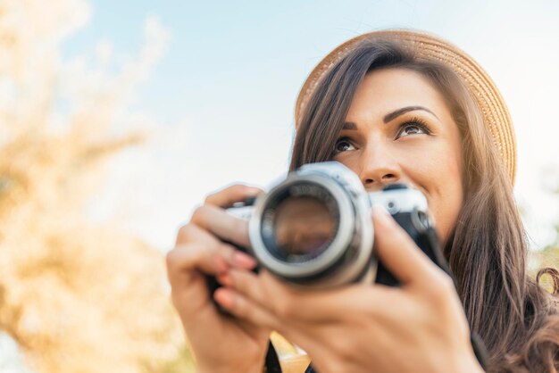 Foto ritratto di una donna che fotografa