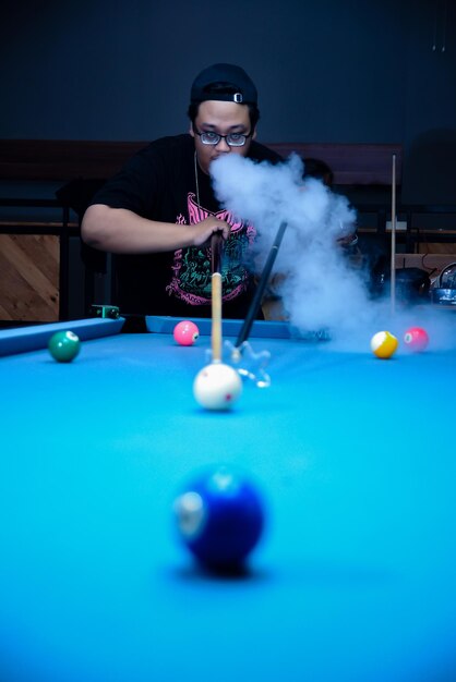 Photo portrait of woman playing pool