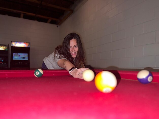 Photo portrait of woman playing pool