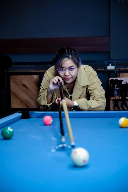 Photo portrait of woman playing pool