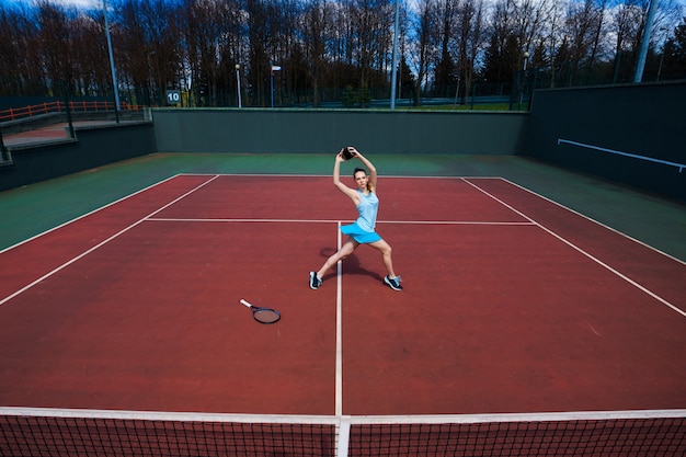 Foto ritratto di donna giocando a tennis