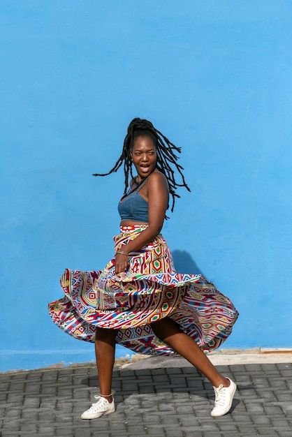 Photo portrait of woman posing and having fun outdoors