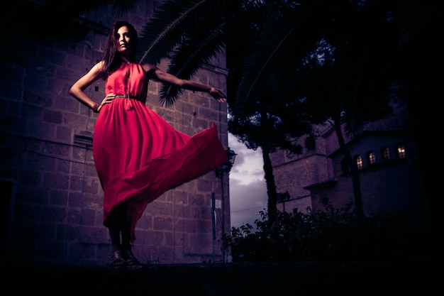 Foto ritratto di una donna in abito rosso