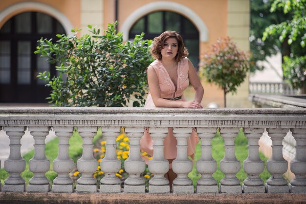 Foto ritratto di una donna che si rilassa all'aperto