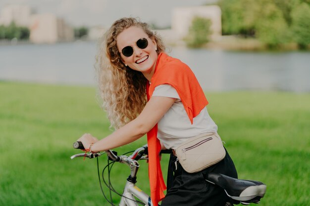 Photo portrait of woman riding bicycle
