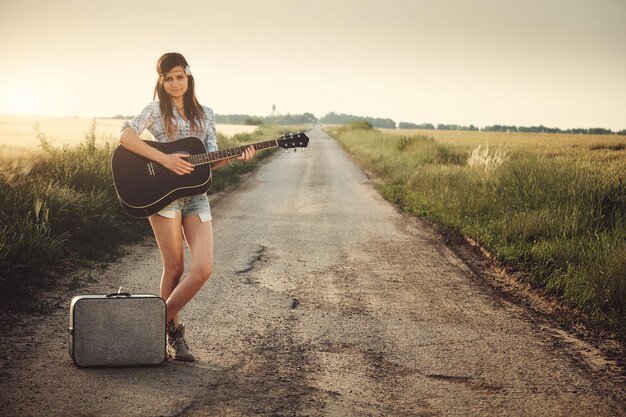 Photo portrait of woman on road against sky