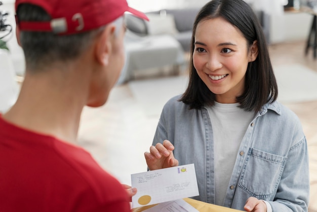 Photo portrait woman sending letters by delivery service