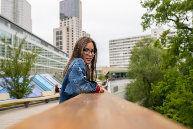 Photo portrait of woman sitting against trees in city