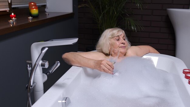 Photo portrait of woman sitting in bathroom