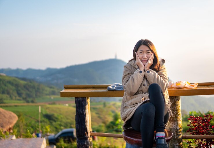 Photo 하늘을 배경으로 벤치에 앉아 있는 여성의 초상화