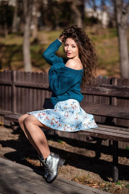 Photo portrait of woman sitting on bench