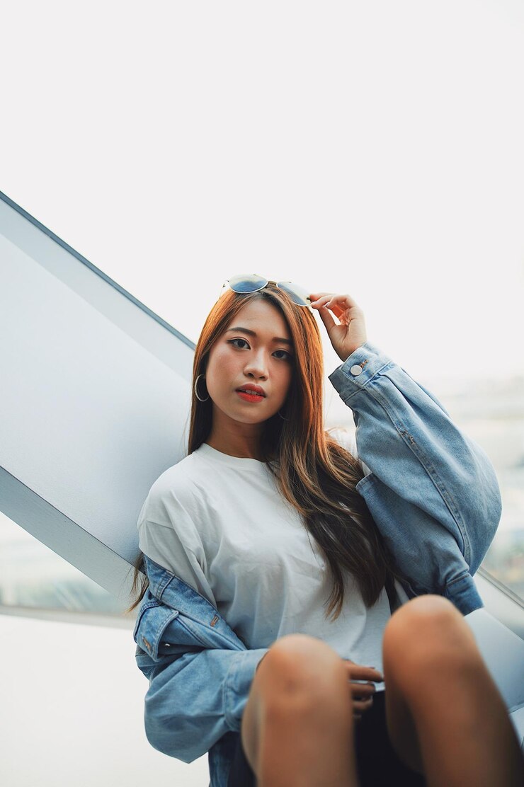Photo 창문 에 앉아 있는 여자 의 초상화