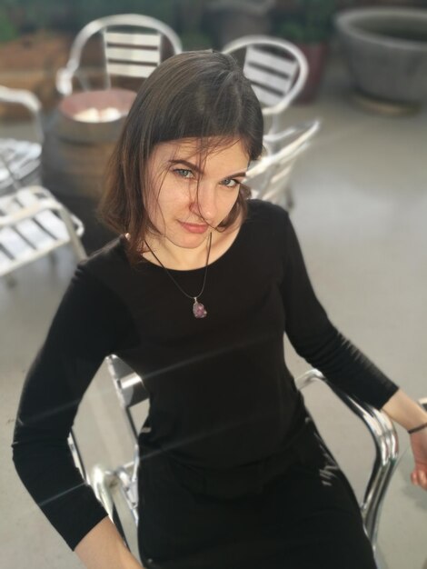 Photo portrait of woman sitting in cafe