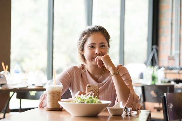 Photo portrait of woman sitting at cafe