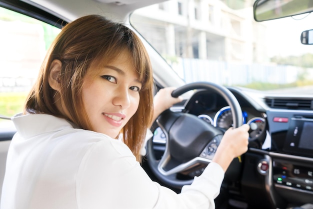 車に座っている女性の肖像画