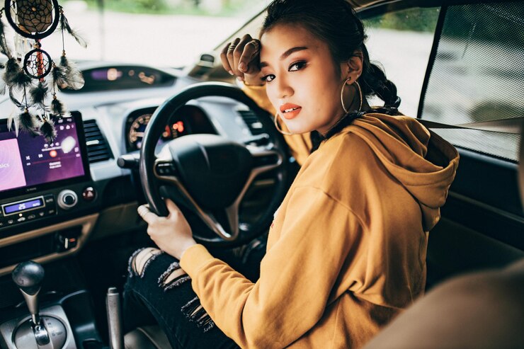 Photo 자동차 에 앉아 있는 여자 의 초상화