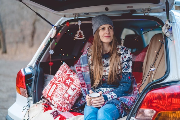 Photo portrait of woman sitting in car