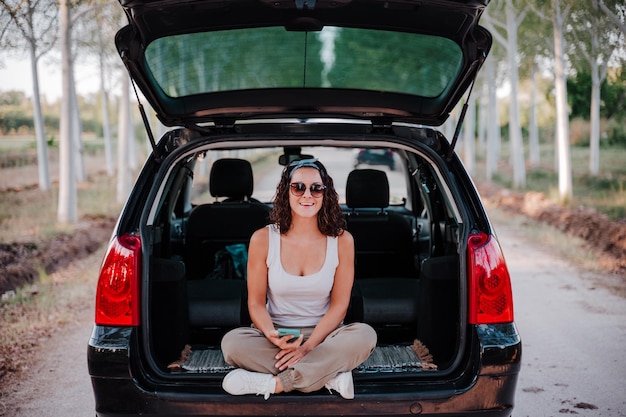 Photo portrait of woman sitting in car