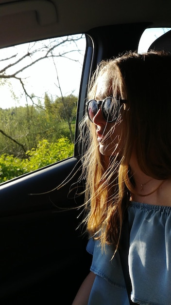 Портрет женщины, сидящей в машине