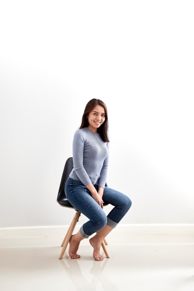 Photo 白い壁の向こうの椅子に座っている女性の肖像画