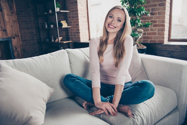 Photo portrait woman sitting on couch