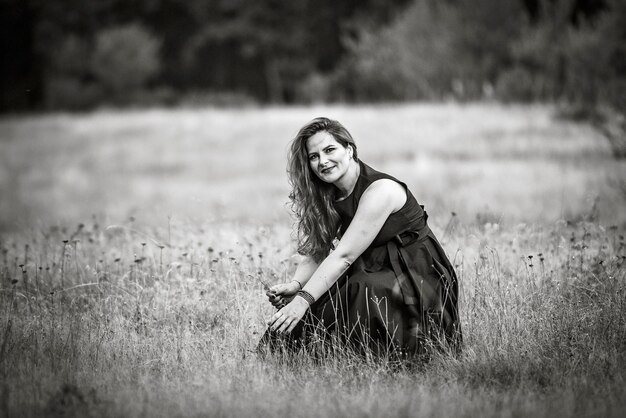 Foto ritratto di una donna seduta sul campo